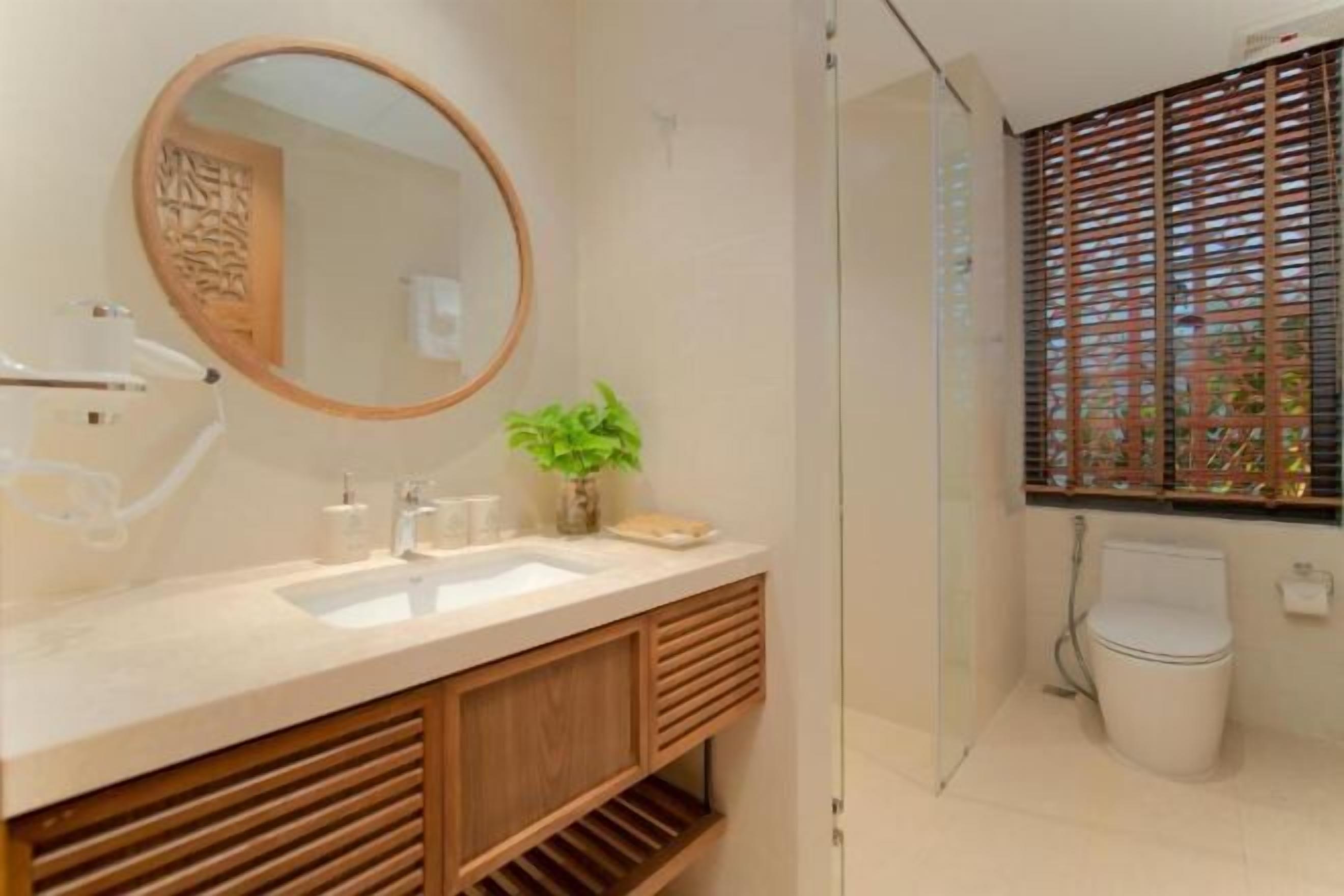 Badkamer | Een haardroger, pantoffels, handdoeken