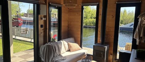 Televisie, een open haard en een stereo