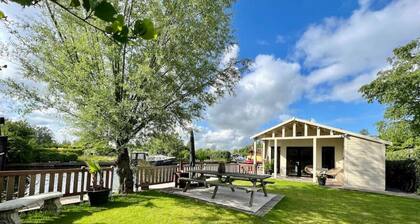 NEW - Private Cabin - on a lake near Amsterdam