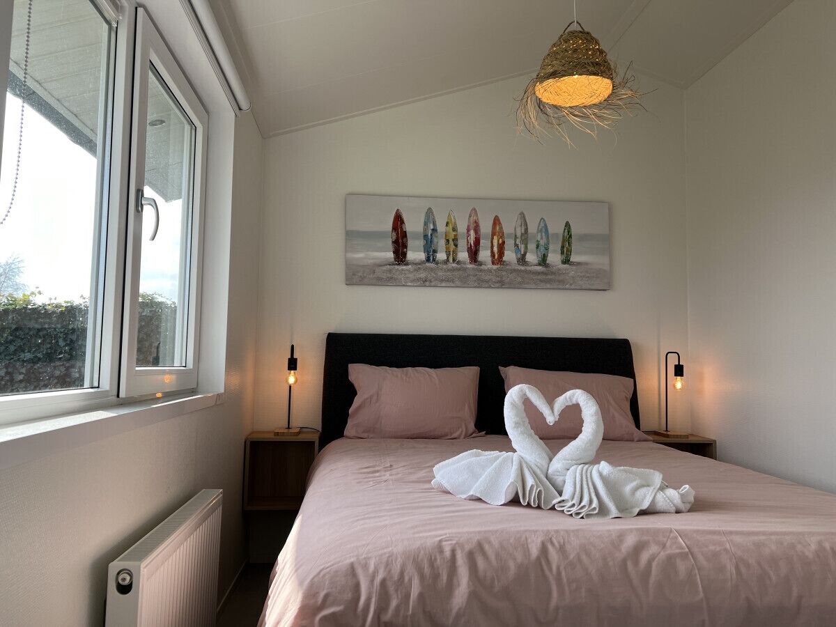 2 bedrooms, desk, WiFi, bed sheets