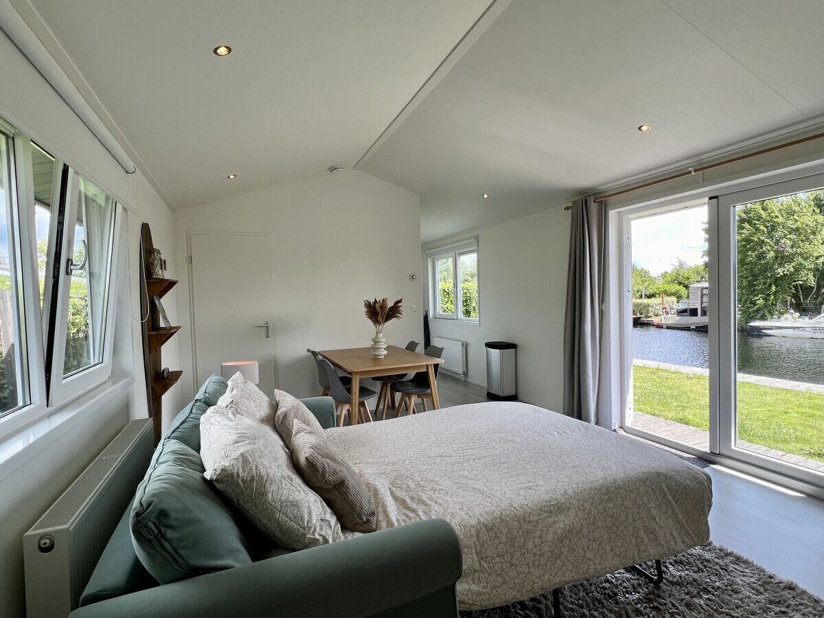 2 bedrooms, desk, WiFi, bed sheets