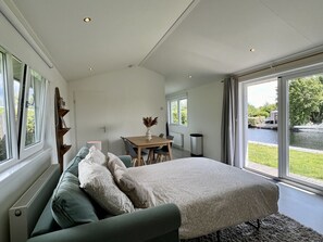 2 bedrooms, desk, WiFi, bed sheets - NEW - Surf Shack - on a lake near Amsterdam! (Vinkeveen)