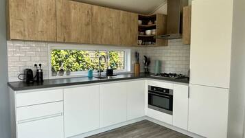 Réfrigérateur, four, plaque de cuisson, lave-vaisselle