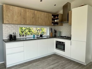Kühlschrank, Ofen, Herdplatte, Geschirrspüler