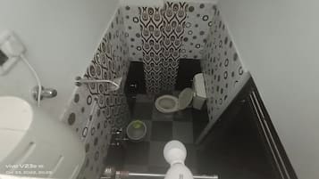 Deluxe Triple Room | Bathroom | Shower, rainfall showerhead, towels, soap