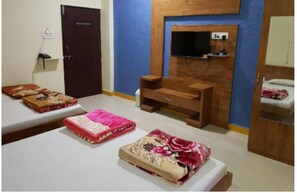 1 bedroom, individually decorated, desk, laptop workspace