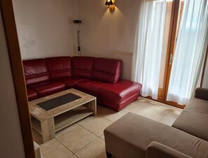 TV, DVD player, books, stereo