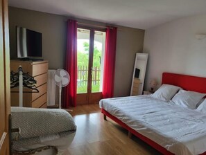 5 bedrooms, desk, iron/ironing board, free WiFi