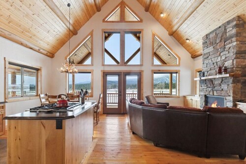 * * *Como Peaks Cabin* * *