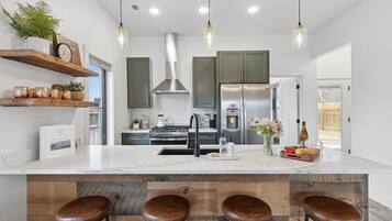 Køleskab, kogeplade, kaffe-/temaskine, brødrister