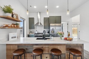 Een koelkast, een kookplaat, een koffiezetapparaat/waterkoker