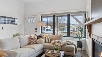 Een televisie en een open haard