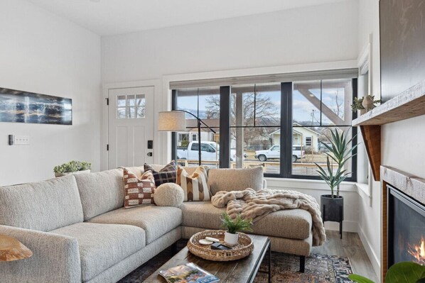 Een televisie en een open haard