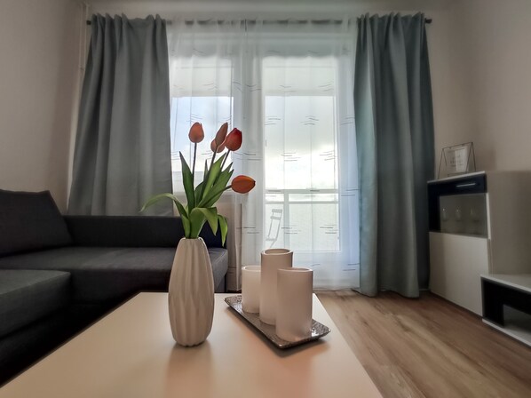Living area - Gorgeous 4room apartment in downtown of Oranienburg (Oranienburg)