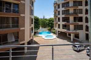 Outdoor pool - Lux Suites Dofils Assia Apartments (Mombasa)