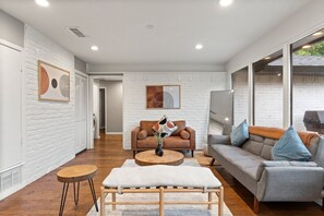 Smart TV - Dallas Retreat: Modern Design (Dallas)