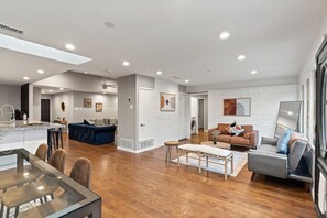 Smart TV - Dallas Retreat: Modern Design (Dallas)