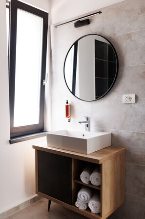 Deluxe Apartment | Bathroom | Shower, rainfall showerhead, hair dryer, bathrobes