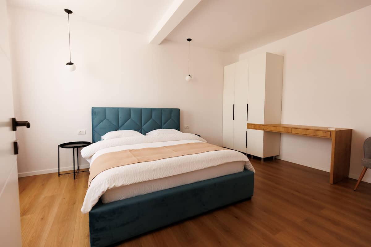 Ein Schlafzimmer mit einem Bett, einem Schreibtisch und einem Stuhl.