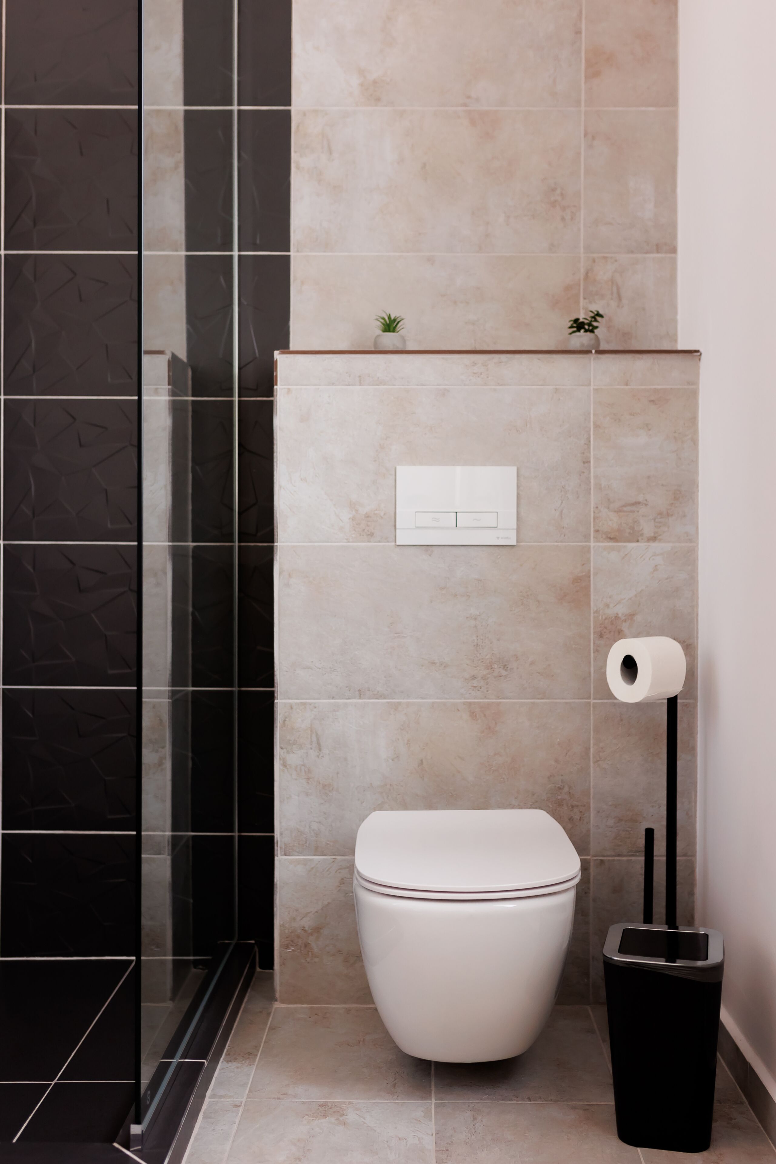 Appartement Deluxe | Salle de bain | Douche, douche à « effet pluie », sèche-cheveux, peignoirs