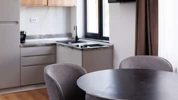 Departamento Confort | Cocina privada | Refrigerador con congelador, microondas y parrilla de estufa