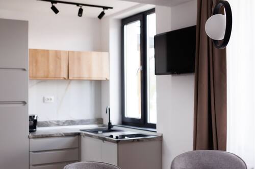 Apartament Comfort | Cuina privada | Frigorífic gran, microones, placa de cuina i cafetera exprés
