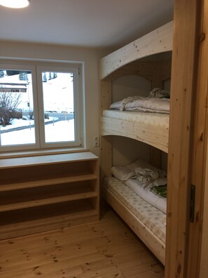 4 bedrooms, bed sheets