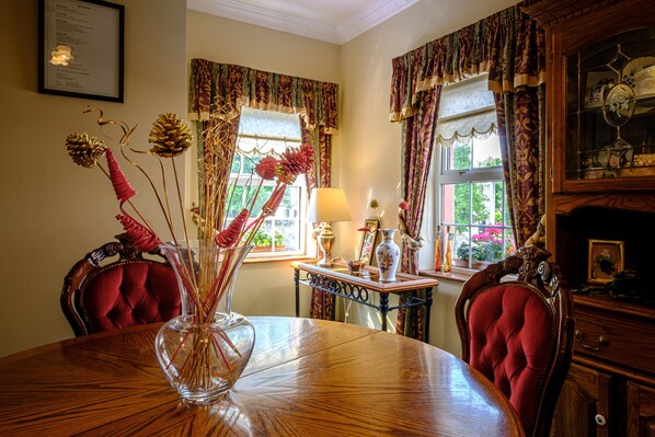 32-inch Smart TV with digital channels - Fallons Bed and Breakfast (Kinvara)