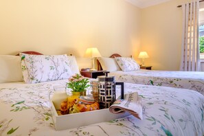 Family Room | Premium bedding, memory foam beds, desk, free WiFi - Fallons Bed and Breakfast (Kinvara)