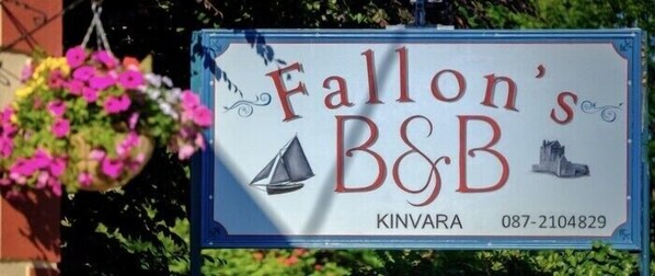 Placa de 'Fallon’s B&B' em Kinvara com o número de contato 087-2104829.