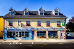 Un edificio con locales comerciales, incluyendo 'Dolten Cake' y 'Fallon's B&B'.
