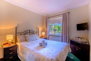 Chambre Deluxe double | Literie de qualité, lit avec matelas en mousse à mémoire, bureau