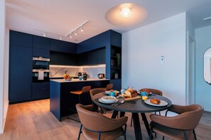 Full-sized fridge, microwave, oven, stovetop - Media Bay Apartments (Luxembourg City)
