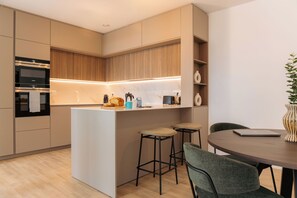 Refrigerador con congelador, microondas, horno y parrilla de estufa 