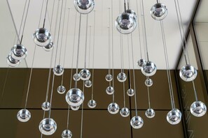 Un soffitto con diverse lampade sospese a sfera.
