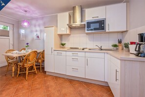 Kühlschrank, Mikrowelle, Herdplatte, Geschirrspüler