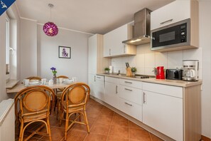 Kühlschrank, Mikrowelle, Herdplatte, Geschirrspüler