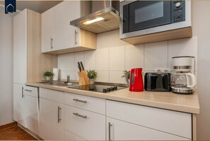 Frigorífico, microondas, placa de cocina y lavavajillas