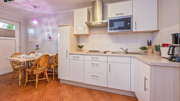 Fridge, microwave, stovetop, dishwasher