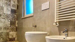 A bathroom with two toilets, a sink, and a towel rack. - Casa Brina By Home080 (Monopoli)