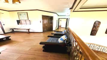 Family Studio Suite | Laptop workspace, free WiFi, bed sheets