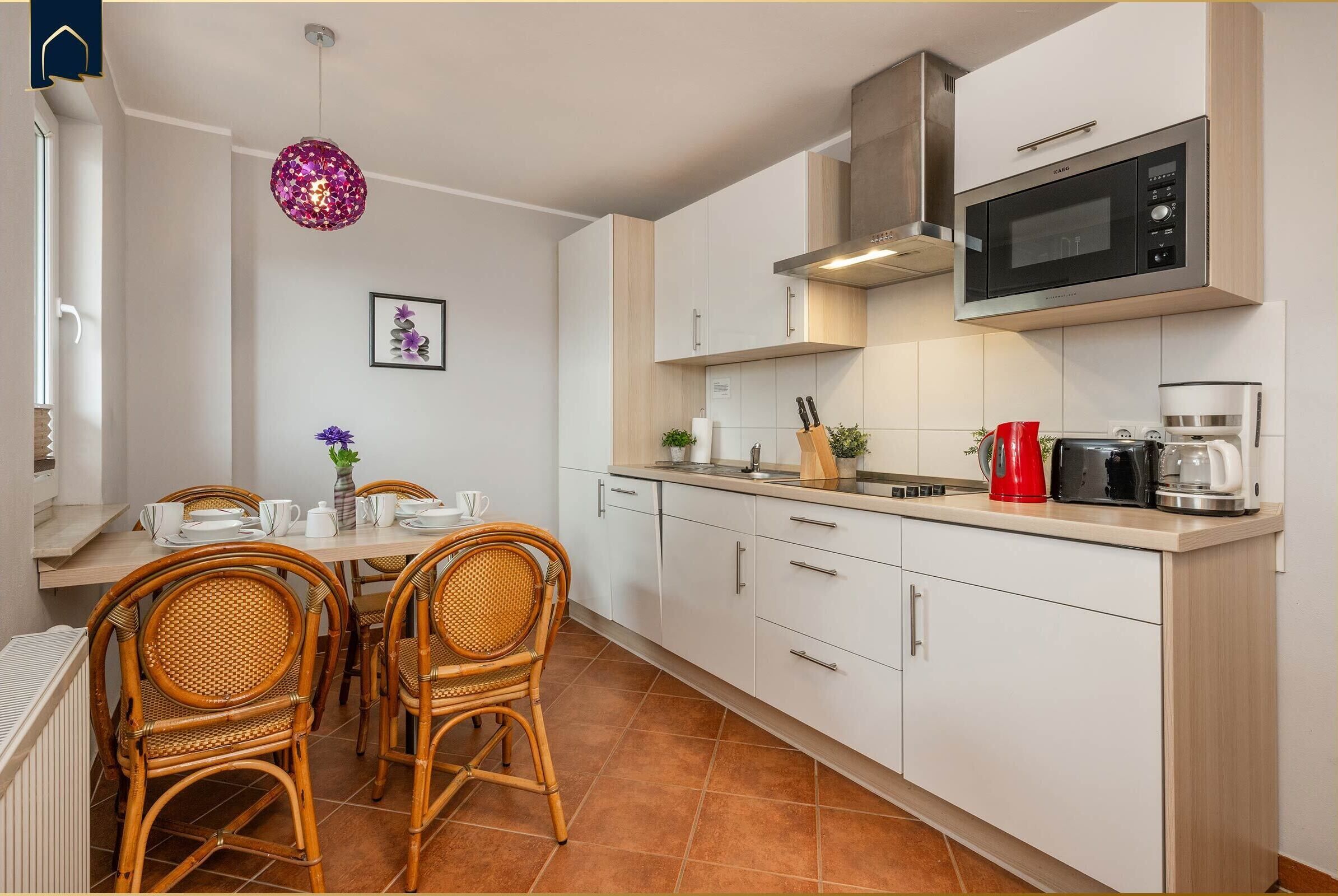 Kühlschrank, Mikrowelle, Herdplatte, Geschirrspüler