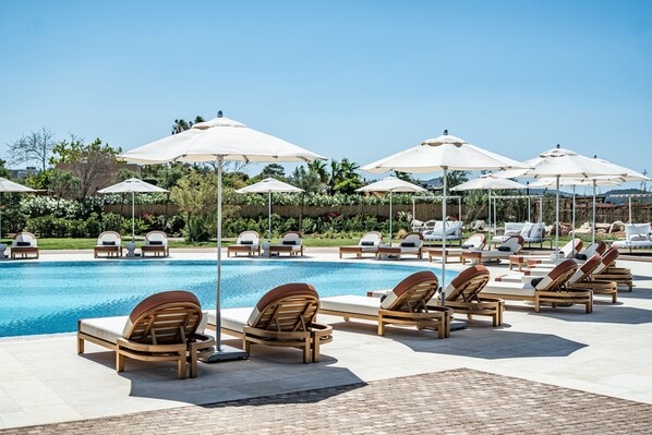 Indoor pool, 2 outdoor pools, pool umbrellas, pool loungers