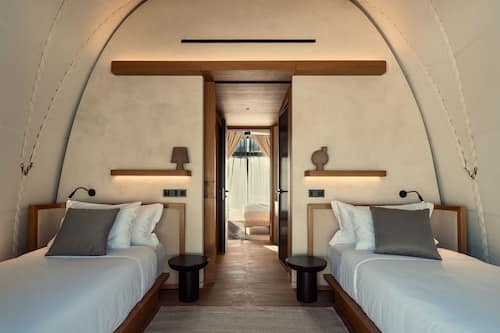 Premium bedding, minibar, free WiFi, bed sheets