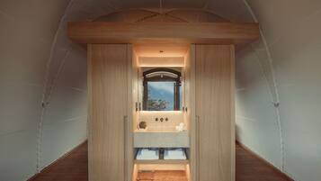 Shower, hydromassage showerhead, free toiletries, hair dryer