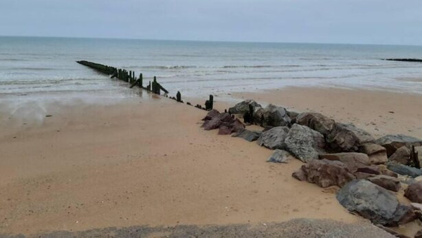 A beach with a rocky breakwater and calm sea. - Logement 1 à 6 P- 150m Plage- Jardin et Parking (Courseulles-sur-Mer)