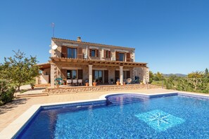 A two-story house with a swimming pool in front. - Idyllic natural finca with 12m pool & sea view (Porto Cristo)