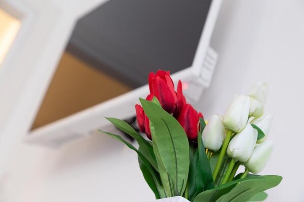 Un bouquet de tulipes rouges et blanches devant un ordinateur portable blanc.
