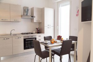 Fridge, oven, stovetop, highchair - Marco's House by Home080 (Monopoli -BA-)