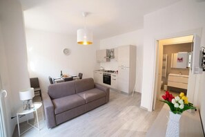 TV - Anna House by Home080 (Monopoli)